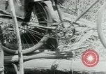 Immagine di Il Viet Cong spostando le forniture nelle giungle sulle biciclette Il Vietnam, 1967, secondo 31 filmato di repertorio 65675032692