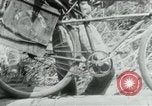 Immagine di Il Viet Cong spostando le forniture nelle giungle sulle biciclette Il Vietnam, 1967, secondo 33 filmato di repertorio 65675032692