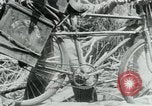 Immagine di Il Viet Cong spostando le forniture nelle giungle sulle biciclette Il Vietnam, 1967, secondo 34 filmato di repertorio 65675032692