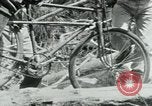 Immagine di Il Viet Cong spostando le forniture nelle giungle sulle biciclette Il Vietnam, 1967, secondo 35 filmato di repertorio 65675032692