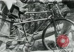 Immagine di Il Viet Cong spostando le forniture nelle giungle sulle biciclette Il Vietnam, 1967, secondo 36 filmato di repertorio 65675032692