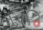 Immagine di Il Viet Cong spostando le forniture nelle giungle sulle biciclette Il Vietnam, 1967, secondo 37 filmato di repertorio 65675032692