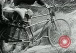 Immagine di Il Viet Cong spostando le forniture nelle giungle sulle biciclette Il Vietnam, 1967, secondo 38 filmato di repertorio 65675032692