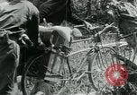 Immagine di Il Viet Cong spostando le forniture nelle giungle sulle biciclette Il Vietnam, 1967, secondo 39 filmato di repertorio 65675032692