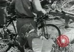 Immagine di Il Viet Cong spostando le forniture nelle giungle sulle biciclette Il Vietnam, 1967, secondo 42 filmato di repertorio 65675032692