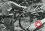 Immagine di Il Viet Cong spostando le forniture nelle giungle sulle biciclette Il Vietnam, 1967, secondo 43 filmato di repertorio 65675032692