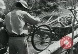 Immagine di Il Viet Cong spostando le forniture nelle giungle sulle biciclette Il Vietnam, 1967, secondo 44 filmato di repertorio 65675032692