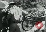 Immagine di Il Viet Cong spostando le forniture nelle giungle sulle biciclette Il Vietnam, 1967, secondo 45 filmato di repertorio 65675032692