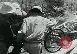 Immagine di Il Viet Cong spostando le forniture nelle giungle sulle biciclette Il Vietnam, 1967, secondo 46 filmato di repertorio 65675032692