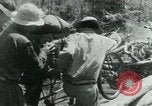 Immagine di Il Viet Cong spostando le forniture nelle giungle sulle biciclette Il Vietnam, 1967, secondo 47 filmato di repertorio 65675032692