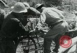 Immagine di Il Viet Cong spostando le forniture nelle giungle sulle biciclette Il Vietnam, 1967, secondo 49 filmato di repertorio 65675032692