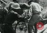 Immagine di Il Viet Cong spostando le forniture nelle giungle sulle biciclette Il Vietnam, 1967, secondo 51 filmato di repertorio 65675032692