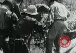 Immagine di Il Viet Cong spostando le forniture nelle giungle sulle biciclette Il Vietnam, 1967, secondo 52 filmato di repertorio 65675032692