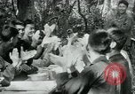 Immagine di Il Viet Cong incontro politico alla base nella giungla Il Vietnam, 1965, secondo 23 filmato di repertorio 65675032693