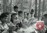 Immagine di Il Viet Cong incontro politico alla base nella giungla Il Vietnam, 1965, secondo 28 filmato di repertorio 65675032693