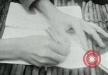 Immagine di Il Viet Cong nel camp per la scrittura di lettere bunker di scavo e pulizia weapo Il Vietnam, 1965, secondo 3 filmato di repertorio 65675032694