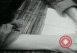 Immagine di Il Viet Cong nel camp per la scrittura di lettere bunker di scavo e pulizia weapo Il Vietnam, 1965, secondo 5 filmato di repertorio 65675032694