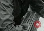 Immagine di Il Viet Cong nel camp per la scrittura di lettere bunker di scavo e pulizia weapo Il Vietnam, 1965, secondo 6 filmato di repertorio 65675032694
