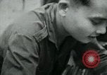 Immagine di Il Viet Cong nel camp per la scrittura di lettere bunker di scavo e pulizia weapo Il Vietnam, 1965, secondo 7 filmato di repertorio 65675032694