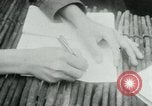 Immagine di Il Viet Cong nel camp per la scrittura di lettere bunker di scavo e pulizia weapo Il Vietnam, 1965, secondo 11 filmato di repertorio 65675032694