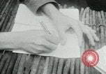 Immagine di Il Viet Cong nel camp per la scrittura di lettere bunker di scavo e pulizia weapo Il Vietnam, 1965, secondo 12 filmato di repertorio 65675032694