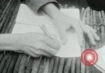 Immagine di Il Viet Cong nel camp per la scrittura di lettere bunker di scavo e pulizia weapo Il Vietnam, 1965, secondo 13 filmato di repertorio 65675032694
