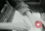 Immagine di Il Viet Cong nel camp per la scrittura di lettere bunker di scavo e pulizia weapo Il Vietnam, 1965, secondo 14 filmato di repertorio 65675032694