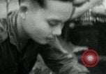 Immagine di Il Viet Cong nel camp per la scrittura di lettere bunker di scavo e pulizia weapo Il Vietnam, 1965, secondo 15 filmato di repertorio 65675032694