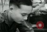 Immagine di Il Viet Cong nel camp per la scrittura di lettere bunker di scavo e pulizia weapo Il Vietnam, 1965, secondo 16 filmato di repertorio 65675032694