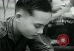 Immagine di Il Viet Cong nel camp per la scrittura di lettere bunker di scavo e pulizia weapo Il Vietnam, 1965, secondo 17 filmato di repertorio 65675032694