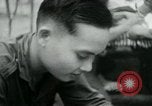 Immagine di Il Viet Cong nel camp per la scrittura di lettere bunker di scavo e pulizia weapo Il Vietnam, 1965, secondo 18 filmato di repertorio 65675032694