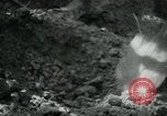 Immagine di Il Viet Cong nel camp per la scrittura di lettere bunker di scavo e pulizia weapo Il Vietnam, 1965, secondo 21 filmato di repertorio 65675032694