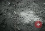 Immagine di Il Viet Cong nel camp per la scrittura di lettere bunker di scavo e pulizia weapo Il Vietnam, 1965, secondo 25 filmato di repertorio 65675032694