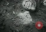 Immagine di Il Viet Cong nel camp per la scrittura di lettere bunker di scavo e pulizia weapo Il Vietnam, 1965, secondo 27 filmato di repertorio 65675032694