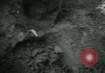 Immagine di Il Viet Cong nel camp per la scrittura di lettere bunker di scavo e pulizia weapo Il Vietnam, 1965, secondo 30 filmato di repertorio 65675032694