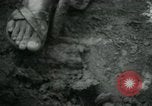 Immagine di Il Viet Cong nel camp per la scrittura di lettere bunker di scavo e pulizia weapo Il Vietnam, 1965, secondo 31 filmato di repertorio 65675032694
