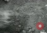 Immagine di Il Viet Cong nel camp per la scrittura di lettere bunker di scavo e pulizia weapo Il Vietnam, 1965, secondo 32 filmato di repertorio 65675032694