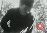 Immagine di Il Viet Cong nel camp per la scrittura di lettere bunker di scavo e pulizia weapo Il Vietnam, 1965, secondo 33 filmato di repertorio 65675032694