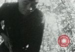 Immagine di Il Viet Cong nel camp per la scrittura di lettere bunker di scavo e pulizia weapo Il Vietnam, 1965, secondo 36 filmato di repertorio 65675032694