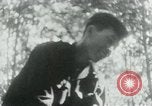 Immagine di Il Viet Cong nel camp per la scrittura di lettere bunker di scavo e pulizia weapo Il Vietnam, 1965, secondo 37 filmato di repertorio 65675032694