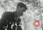 Immagine di Il Viet Cong nel camp per la scrittura di lettere bunker di scavo e pulizia weapo Il Vietnam, 1965, secondo 38 filmato di repertorio 65675032694