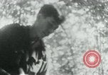 Immagine di Il Viet Cong nel camp per la scrittura di lettere bunker di scavo e pulizia weapo Il Vietnam, 1965, secondo 39 filmato di repertorio 65675032694