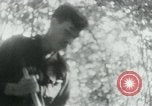 Immagine di Il Viet Cong nel camp per la scrittura di lettere bunker di scavo e pulizia weapo Il Vietnam, 1965, secondo 40 filmato di repertorio 65675032694