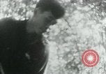Immagine di Il Viet Cong nel camp per la scrittura di lettere bunker di scavo e pulizia weapo Il Vietnam, 1965, secondo 41 filmato di repertorio 65675032694