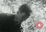 Immagine di Il Viet Cong nel camp per la scrittura di lettere bunker di scavo e pulizia weapo Il Vietnam, 1965, secondo 42 filmato di repertorio 65675032694