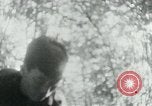 Immagine di Il Viet Cong nel camp per la scrittura di lettere bunker di scavo e pulizia weapo Il Vietnam, 1965, secondo 43 filmato di repertorio 65675032694