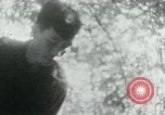 Immagine di Il Viet Cong nel camp per la scrittura di lettere bunker di scavo e pulizia weapo Il Vietnam, 1965, secondo 44 filmato di repertorio 65675032694