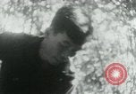 Immagine di Il Viet Cong nel camp per la scrittura di lettere bunker di scavo e pulizia weapo Il Vietnam, 1965, secondo 45 filmato di repertorio 65675032694