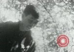 Immagine di Il Viet Cong nel camp per la scrittura di lettere bunker di scavo e pulizia weapo Il Vietnam, 1965, secondo 47 filmato di repertorio 65675032694