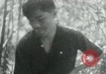 Immagine di Il Viet Cong nel camp per la scrittura di lettere bunker di scavo e pulizia weapo Il Vietnam, 1965, secondo 48 filmato di repertorio 65675032694